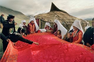 Во время свадьбы красное покрывало невесты меняют на белое. Все замужние киргизки должны носить платки, тоже белые.