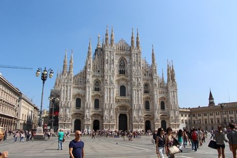 Грандиозный и тщательно спроектированный готический собор на главной площади Милана, Дуомо ди Милано, или просто Миланский собор — одно из самых известных зданий в Европе. Это один из самых больших готических, и второй по величине католический собор в мире.