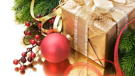 hd-kerst-achtergrond-met-cadeautje-en-rode-kerstbal-hd-kerst-wallpaper.jpg