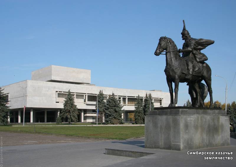 Памятник Богдану Хитрову, основателю Симбирска.