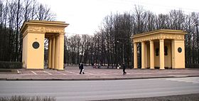 280px-Propylaea_in_Moskovsky_Park_Pobedy.jpg