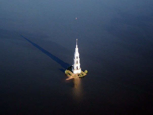 &quot;Истинная дверь всегда открыта, но люди бьются в двери, нарисованные на стене ими самими&quot;.<br />Монах Симеон Афонский