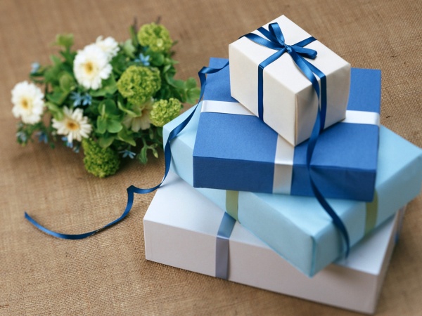 600_birthday_Wallpapers_four_gifts.jpg