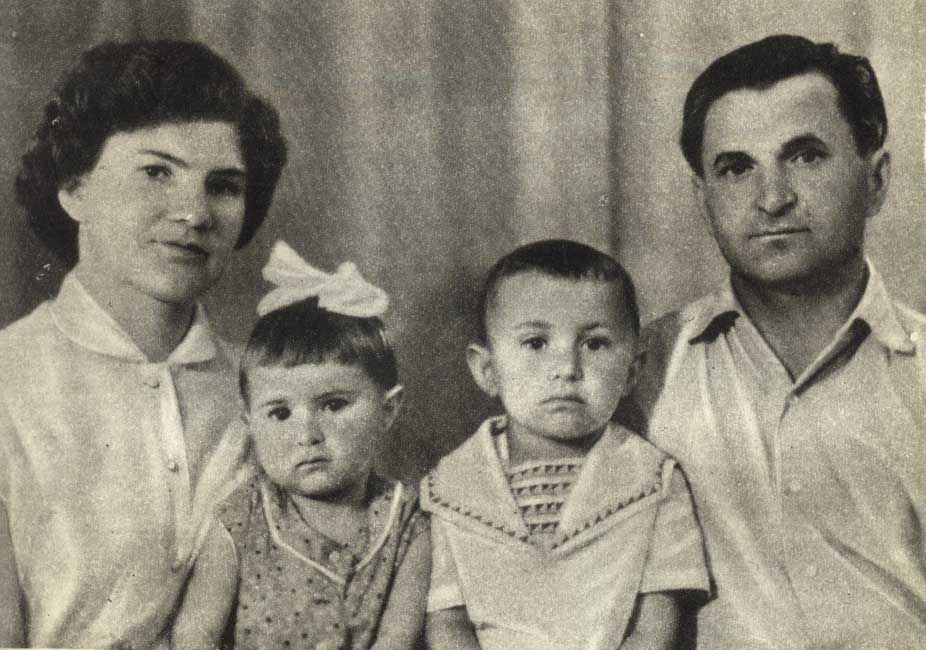 Петр с семьей 1963г