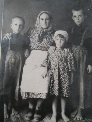 1956 год бабушка, мама, и ее братья