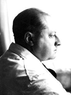 Bundesarchiv-Bild-183-1984-1116-500,-Gottfried-Benn-Arzt-und-Schriftsteller_cropped.jpg
