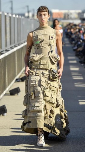 Вот вам обильно напичканная карманами барышня в длинном платье. Если не она Вассерманесса, то кто?!