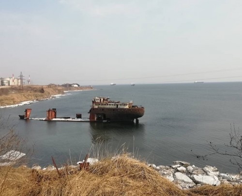 Останки Уссури в бухте Ванина.jpg