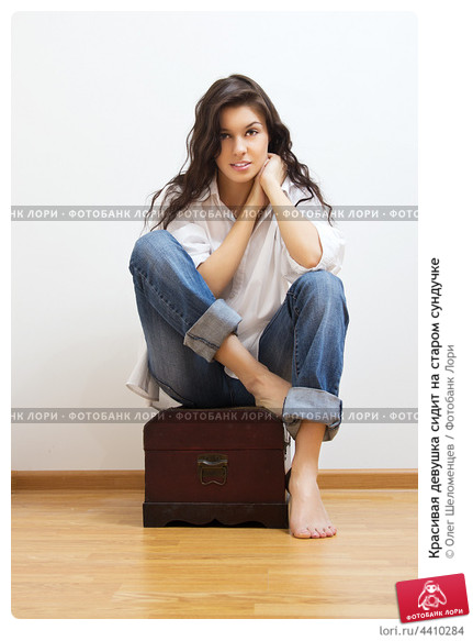 krasivaya-devushka-sidit-na-starom-sunduchke-0004410284-preview.jpg
