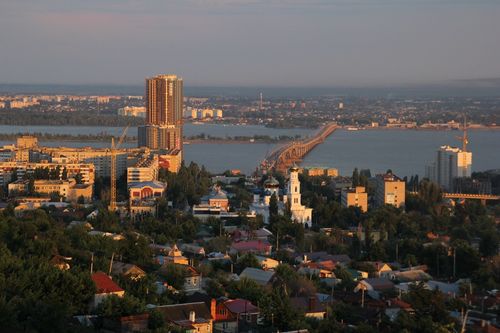 Мост соединяет два города, вид с горы