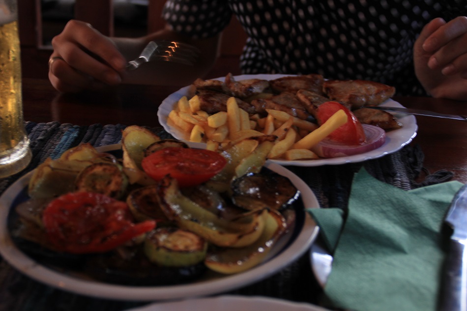 кормят в ресторанах на убой)))