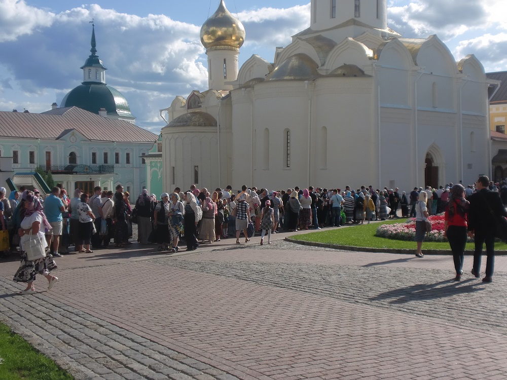 ...бесконечно длинные очереди к великим мощам преп.Сергия Радонежского...