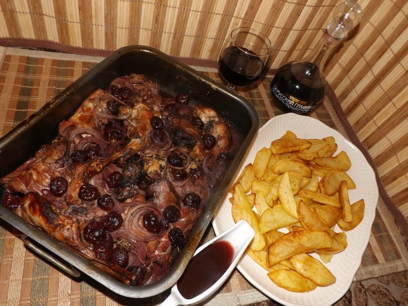 Кролик запеченный с вишней.