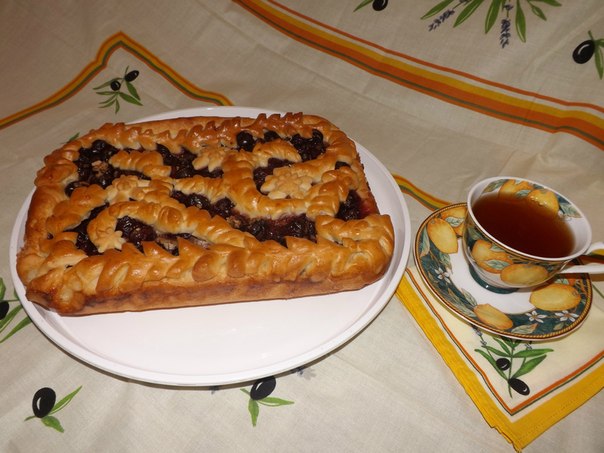 не красна углами,а пирогами)))<br />пирог с вишней.